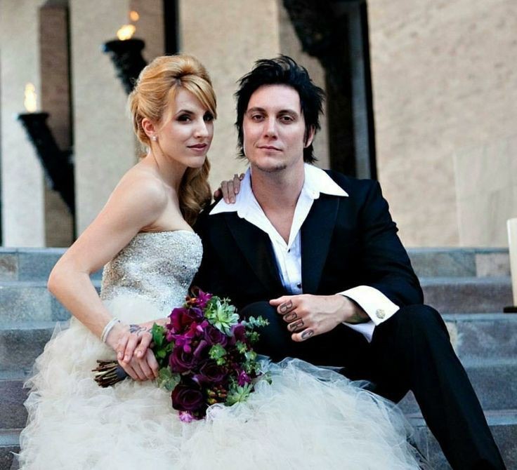 Create meme: synyster gates wife, sinister gates, billie joe armstrong family
