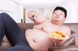 Создать мем: жирные люди с едой, толстый человек линивы, жирный человек на диване с едой