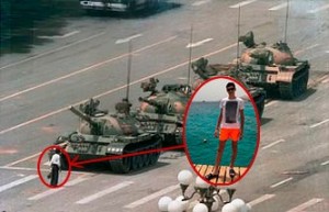 Создать мем: площадь тяньаньмэнь 1989 танк, площадь тяньаньмэнь 1989 неизвестный бунтарь, танки на площади тяньаньмэнь