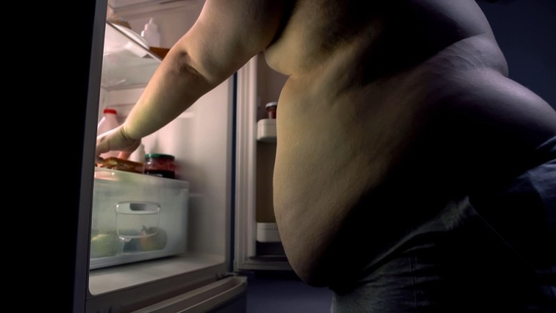 Создать мем: толстяк возле холодильника, тучный человек, толстуха у холодильника