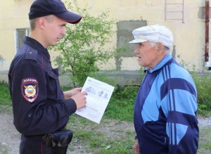 Создать мем: участковый полиции, участковые полиции дзержинск, полицейский беседует с гражданами