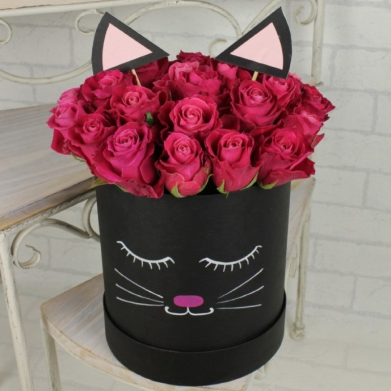 Create meme: hatbox bouquet black, Red Naomi roses in a hatbox, roses in hatbox