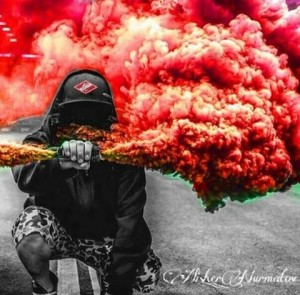 Создать мем: дымовая шашка, парень с дымовой шашкой, крутые,фото для пацанов красочные