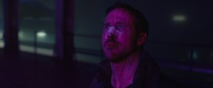 Создать мем: бегущий по лезвию 2049 райан гослинг на ступеньках, райан гослинг бегущий по лезвию фиолетовый, райан гослинг бегущий по лезвию