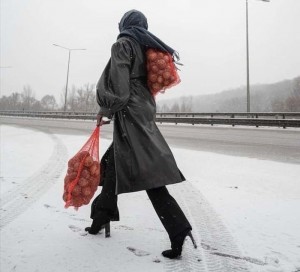 Создать мем: красивая, штормовое предупреждение мокрый снег, петербург мокрый снег