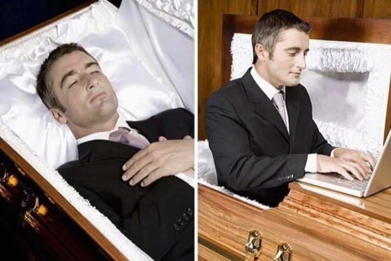 Создать мем: мужчина в гробу, мужчина в гробу с ноутбуком, человек в гробу