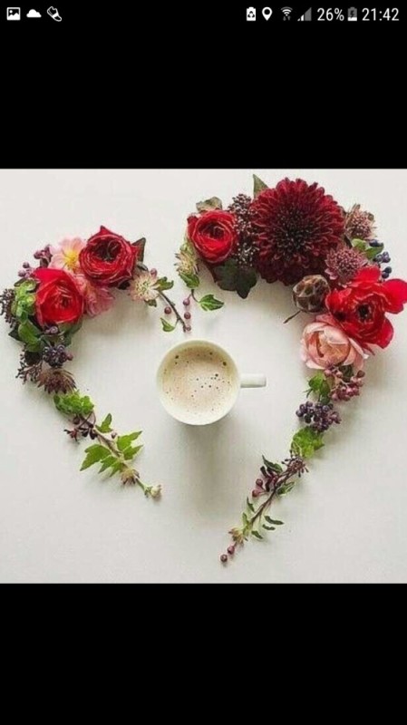 Создать мем: чашка и вокруг цветы, цветочный венок, утро цветы