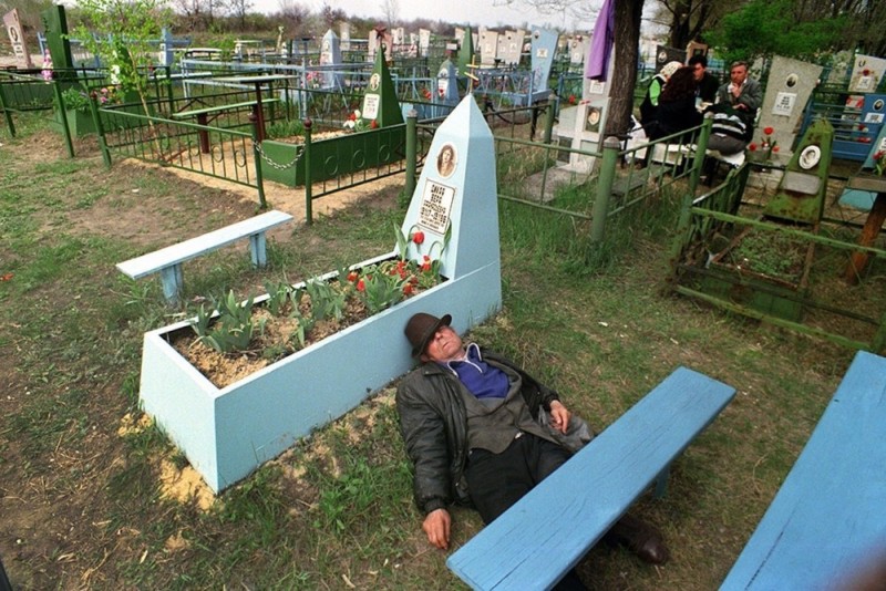 Создать мем: могила, луганск 90 е годы, алкаши на кладбище
