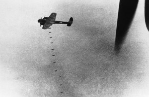 Создать мем: бомба с самолета, подбитые немецкие самолеты, бомбардировка