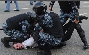 Создать мем: задержание, полиция избивает демонстрантов, ОМОН