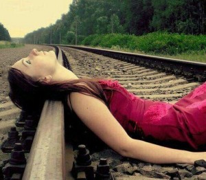 Создать мем: девушка, девушка лежит на железной дороге, Девушка
