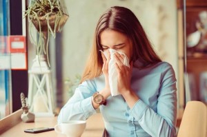 Создать мем: alergia, allergy, девушка чихает ночью