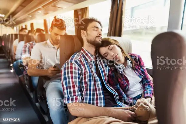 Создать мем: парень и девушка в автобусе, девушка и мужчина в автобусе, пара в автобусе