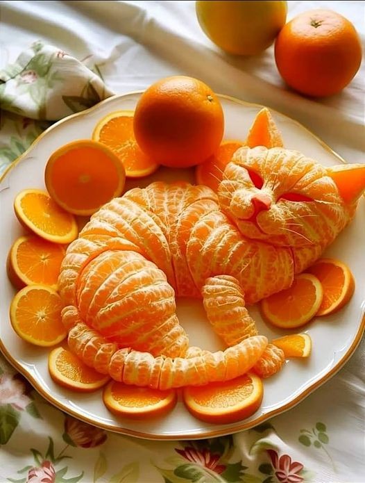 Создать мем: апельсин, фруктовая тарелка с мандаринами, долька мандарина