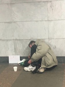 Создать мем: бездомные люди, попрошайки в россии, бездомные