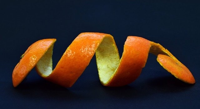 Создать мем: кожура апельсина на белом фоне, апельсиновая цедра на белом фоне, кожуры мандарина (citrus reticulata)