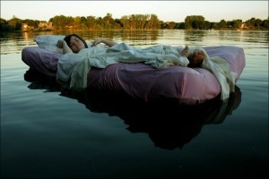 Создать мем: девушка, воды спят, фотосессия на воде на матрасе с белой простынью