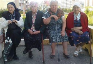 Create meme: Granny old woman, the grandmother on the bench, grandmother on the bench