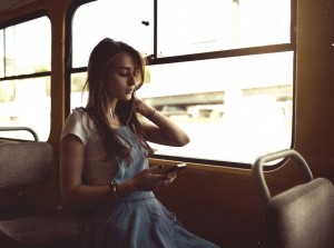 Создать мем: девушка сидит в темном автобусе, грустный автобус, фотосессия девушек в автобусе