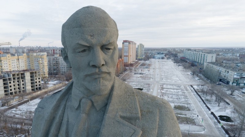 Создать мем: статуя ленина в волжском, самый большой памятник ленину, самый большой памятник ленину в россии