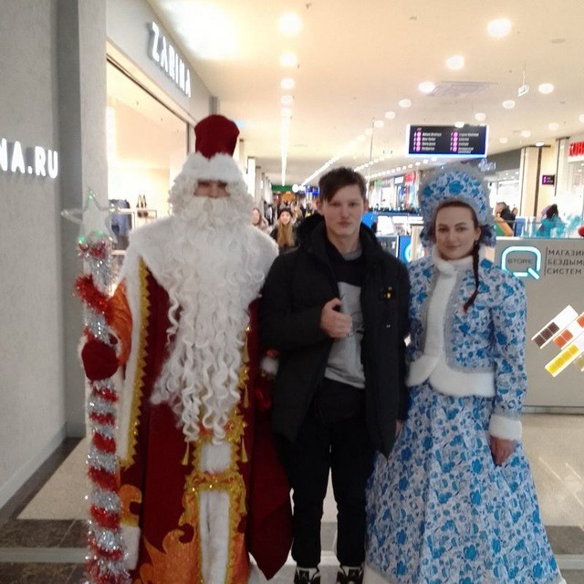 Create meme: Santa Claus and the snow maiden in the shopping center, the contest of Christmas, Christmas
