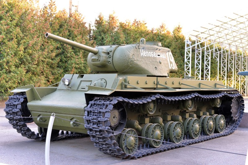 Создать мем: военная техника в музее на поклонной горе, советские тяжелые танки, тяжелый танк кв 1