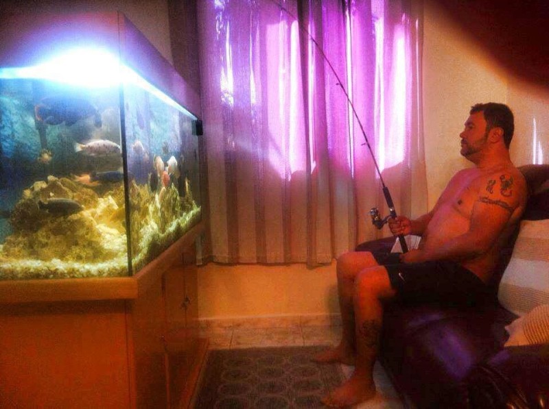 Создать мем: рыболовно, рыбалка, мужчина в аквариуме