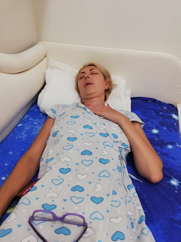 Создать мем: лежу в больнице, подушка ортопедическая для сна, интерьер