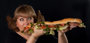 Создать мем: хот дог, еда, женщина кушает бутерброд