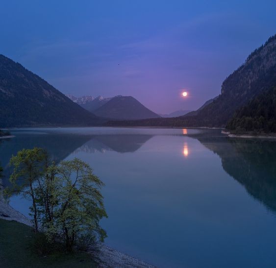Создать мем: озеро рассвет, озеро ахензее австрия водопады, рассвет на горном озере
