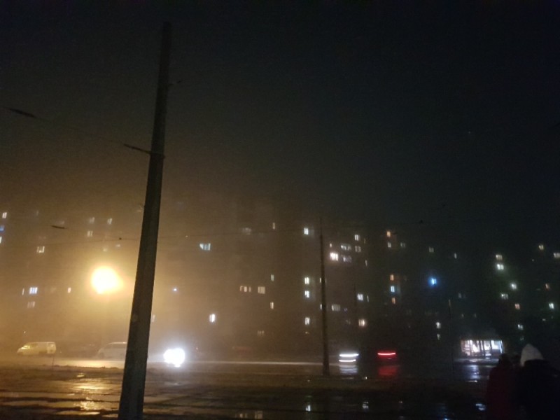 Создать мем: улица, питер в тумане, ночь