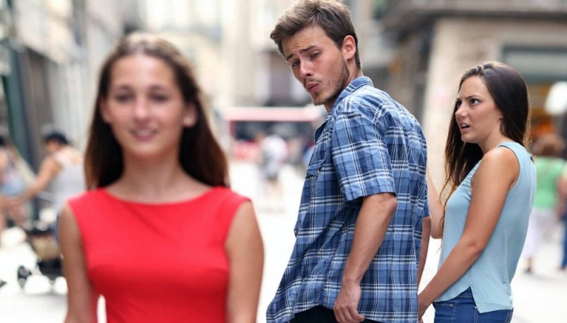 Создать мем: мемы парень смотрит на девушку, неверный парень мем, парень оглядывается на девушку