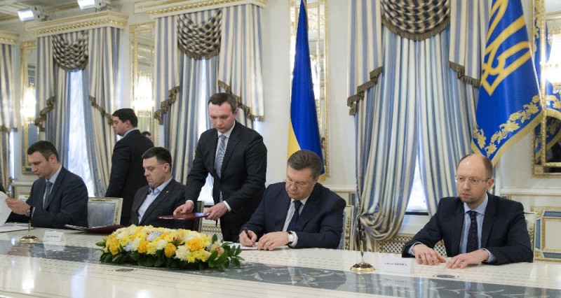 Create meme: Klitschko tyahnybok Yatsenyuk, Yanukovych Steinmeier agreement of 2014, 2014 Sikorsky Yanukovych signing