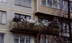Создать мем: мусор, балконы, на балконе