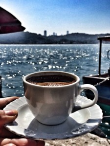 Создать мем: кофе на берегу моря, чашка кофе на море, чашка кофе на берегу моря