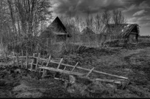 Создать мем: заброшенный хутор, старенький домик в деревне, картины заброшенных деревень