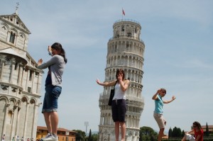 Создать мем: италия пизанская башня люди, майами, пизанская башня люди