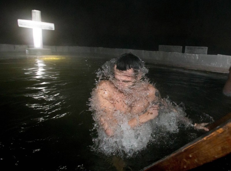 Создать мем: крещенские купания, прорубь на крещение, купель на крещение