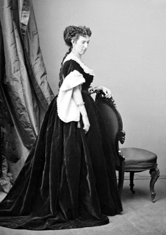 Создать мем: королева виктория викторианская эпоха, княгиня ольга александровна, женщина