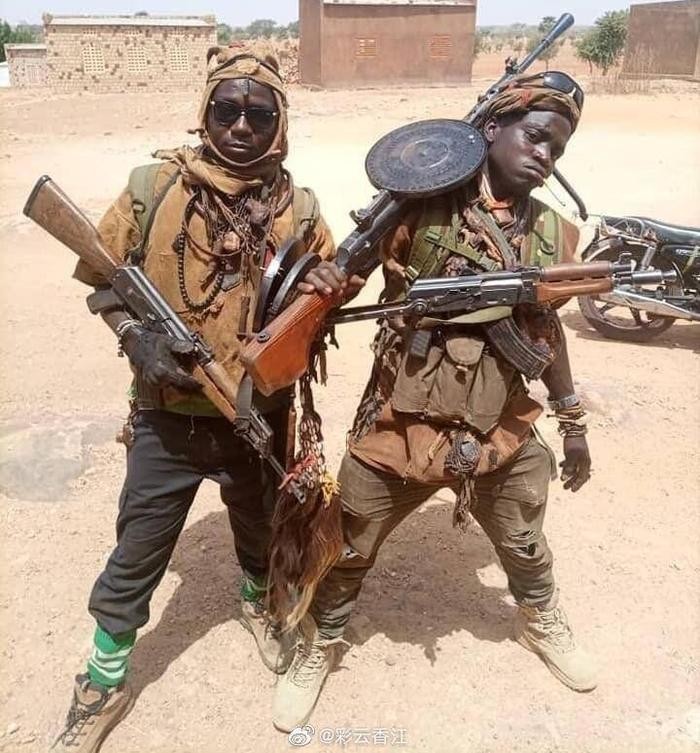 Создать мем: африканцы с оружием, оружие в африке, боко харам