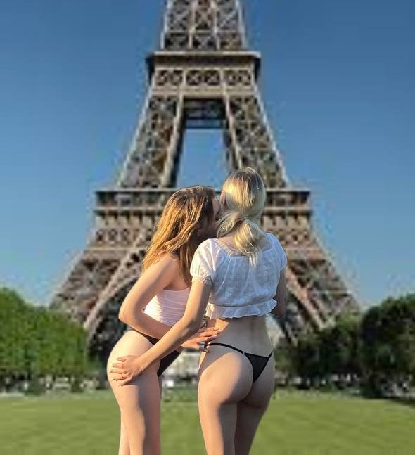 Create meme: Eiffel tower , Paris , Eiffel tower pose