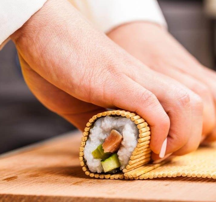 Создать мем: коврик для суши, доставка суши ролл, суши