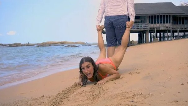 Создать мем: смешные девушки, йога на пляже, море девушка
