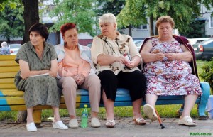 Создать мем: четыре бабушки на скамейки, старушки на лавочке, бабушки наркоман наверное