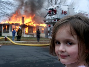 Создать мем: девочка и горящий дом, мем девочка и горящий дом, девочка пожар