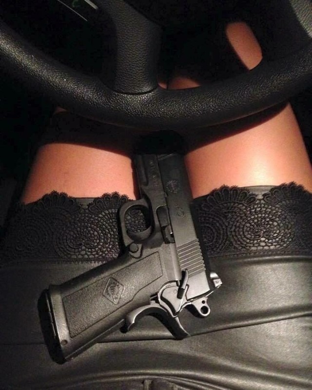 Создать мем: опасная девушка, девушка в чулках в машине, девушки с оружием
