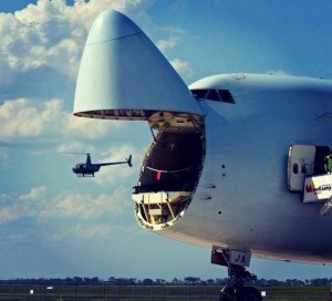 Создать мем: Lockheed C-5 Galaxy, самолет, вертолет вылетает из самолета
