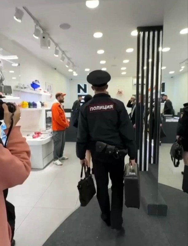 Создать мем: полиции вход запрещен, москва полиция, полицейские охраняют