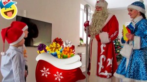 Create meme: Santa Claus, Santa Claus and snow maiden on the house, new year Santa Claus