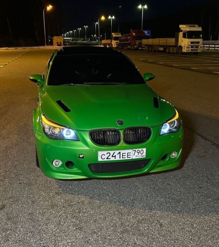Создать мем: BMW M5 IV (E60/E61), бмв зеленый, е60 хаман зеленая